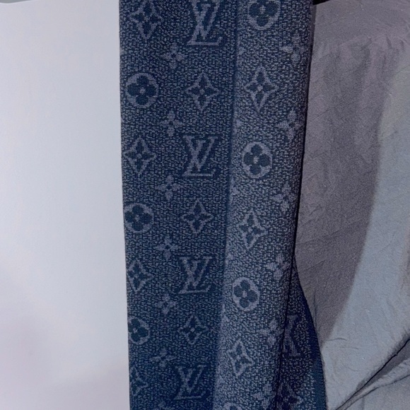 Louis Vuitton Monogram Scarf - Picture 7 of 7